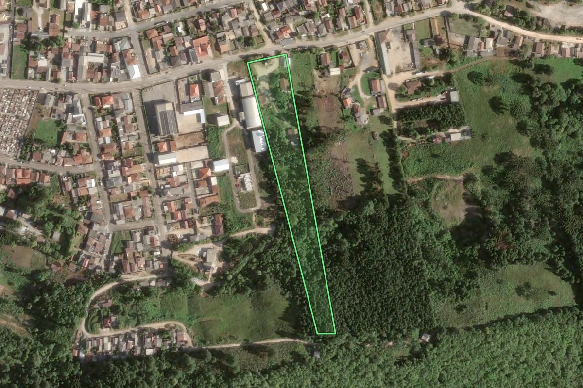Imagem de satélite do imóvel rural em Almirante Tamandaré (PR), com o contorno declarado no CAR desenhado por cima.