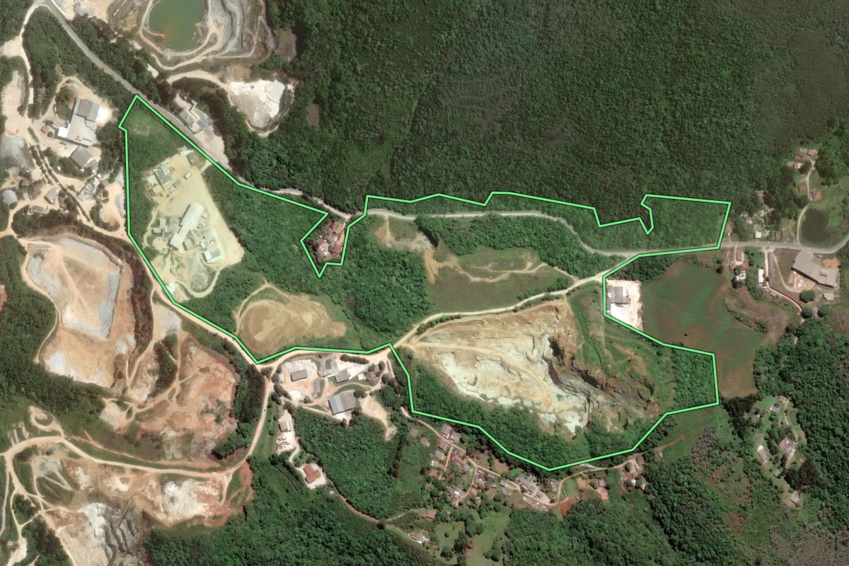 Imagem de satélite do imóvel rural em Almirante Tamandaré (PR), com o contorno declarado no CAR desenhado por cima.