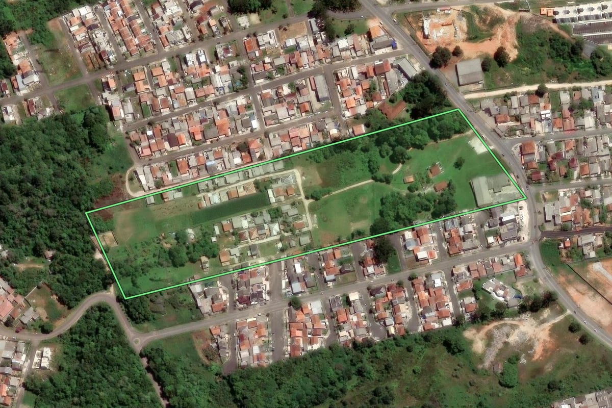 Imagem de satélite do imóvel rural em Almirante Tamandaré (PR), com o contorno declarado no CAR desenhado por cima.