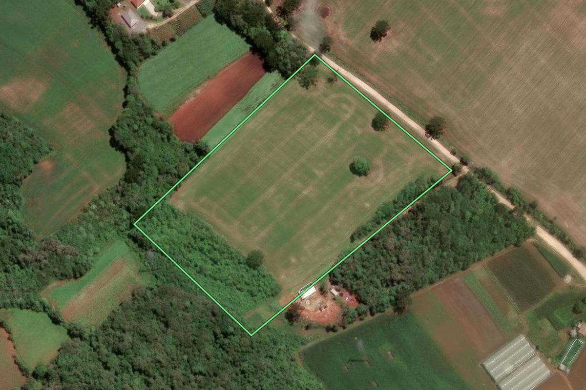 Imagem de satélite do imóvel rural em Almirante Tamandaré (PR), com o contorno declarado no CAR desenhado por cima.