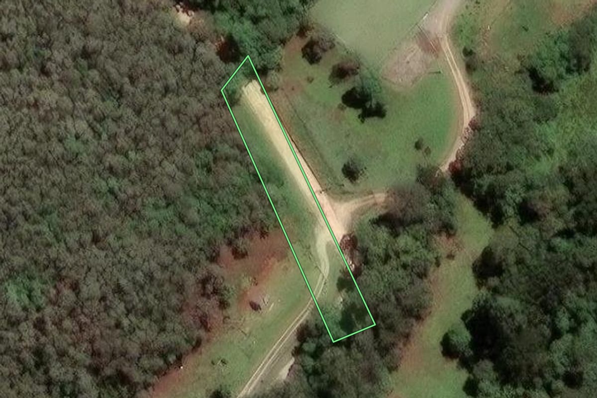 Imagem de satélite do imóvel rural em Almirante Tamandaré (PR), com o contorno declarado no CAR desenhado por cima.