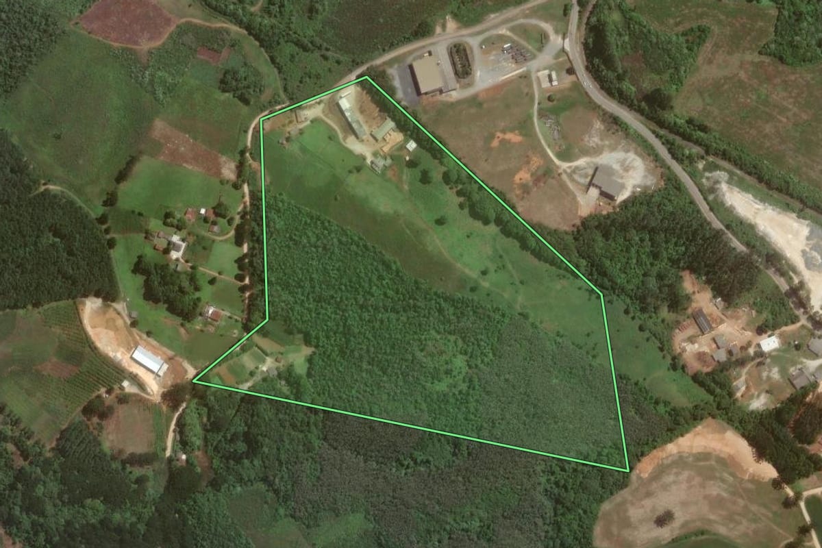 Imagem de satélite do imóvel rural em Almirante Tamandaré (PR), com o contorno declarado no CAR desenhado por cima.