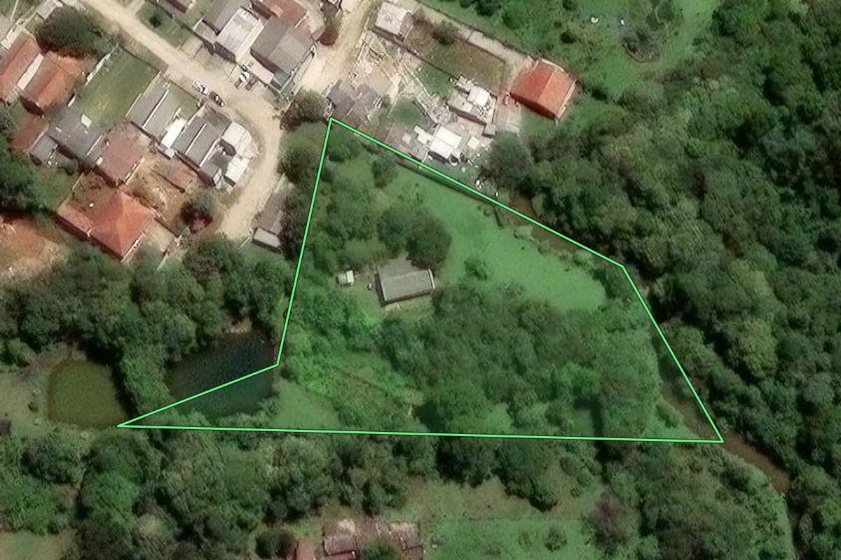 Imagem de satélite do imóvel rural em Almirante Tamandaré (PR), com o contorno declarado no CAR desenhado por cima.