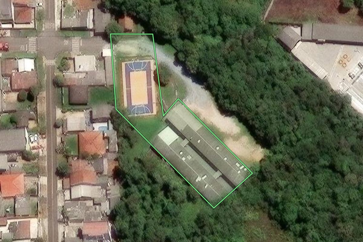 Imagem de satélite do imóvel rural em Almirante Tamandaré (PR), com o contorno declarado no CAR desenhado por cima.