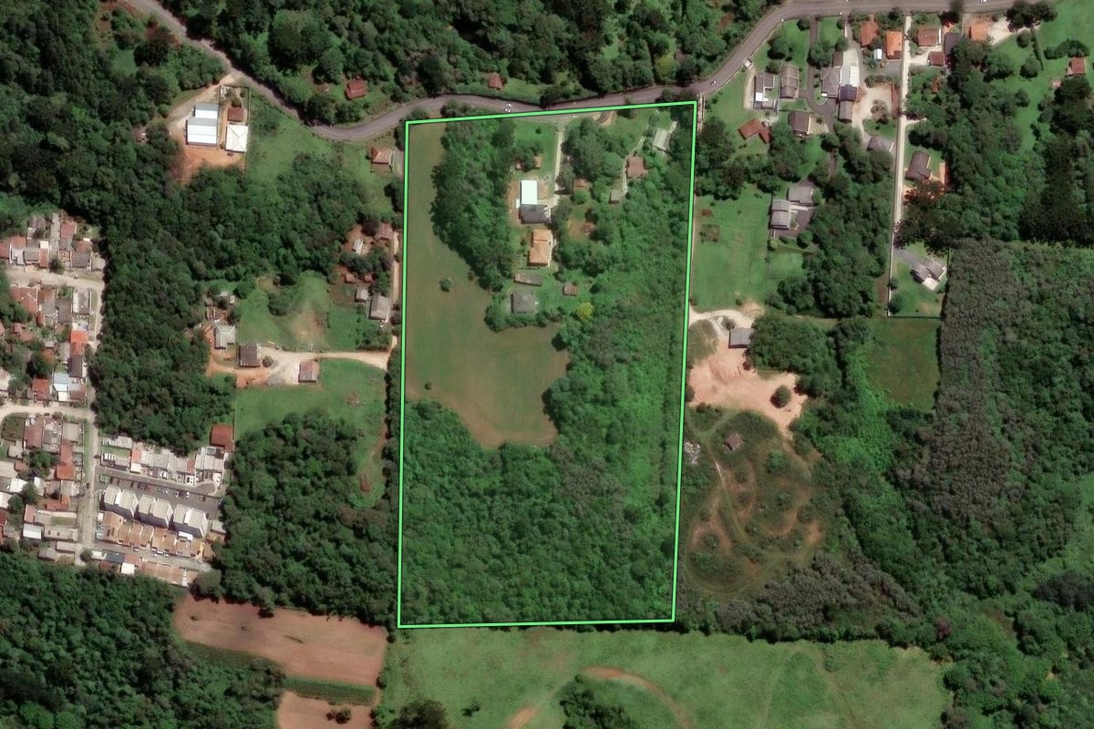 Imagem de satélite do imóvel rural em Almirante Tamandaré (PR), com o contorno declarado no CAR desenhado por cima.