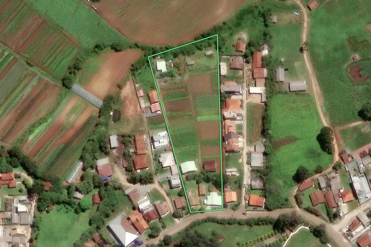 Imagem de satélite do imóvel rural em Almirante Tamandaré (PR), com o contorno declarado no CAR desenhado por cima.