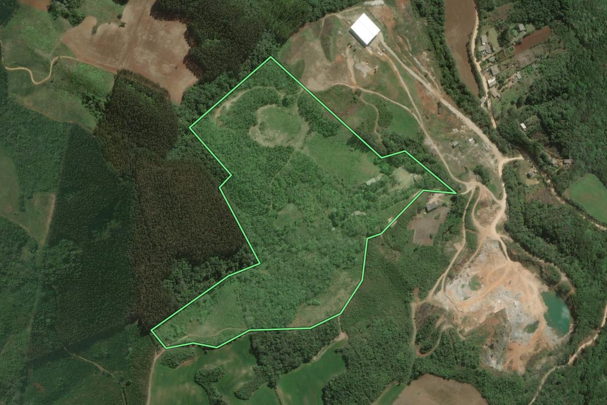 Imagem de satélite do imóvel rural em Almirante Tamandaré (PR), com o contorno declarado no CAR desenhado por cima.