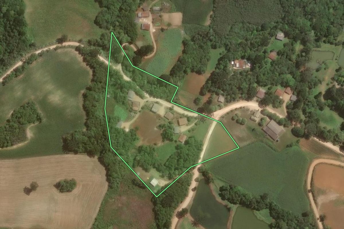 Imagem de satélite do imóvel rural em Almirante Tamandaré (PR), com o contorno declarado no CAR desenhado por cima.