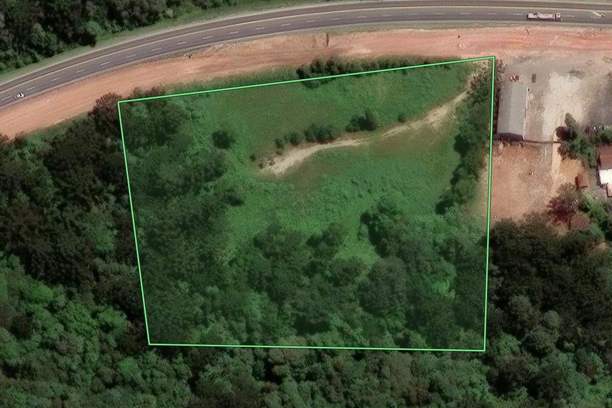 Imagem de satélite do imóvel rural em Almirante Tamandaré (PR), com o contorno declarado no CAR desenhado por cima.