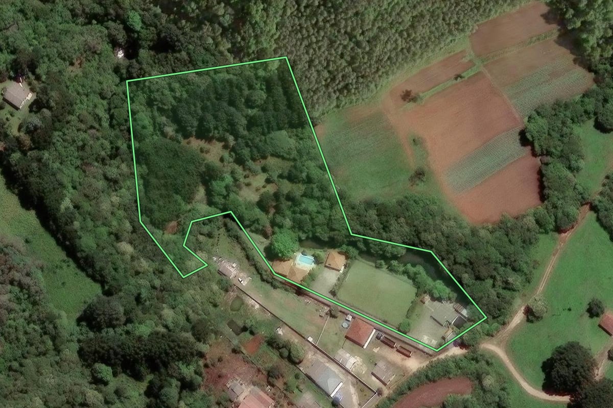 Imagem de satélite do imóvel rural em Almirante Tamandaré (PR), com o contorno declarado no CAR desenhado por cima.
