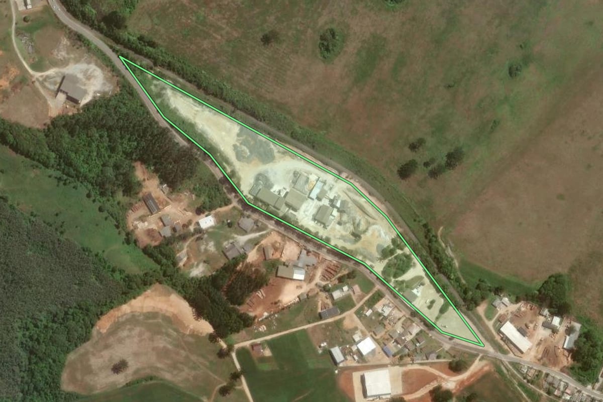 Imagem de satélite do imóvel rural em Almirante Tamandaré (PR), com o contorno declarado no CAR desenhado por cima.