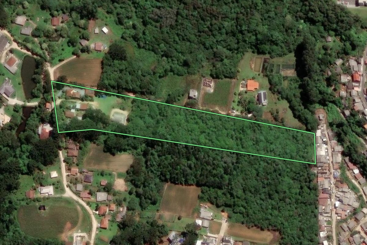 Imagem de satélite do imóvel rural em Almirante Tamandaré (PR), com o contorno declarado no CAR desenhado por cima.