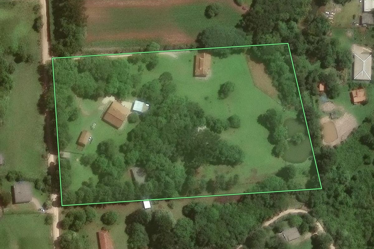 Imagem de satélite do imóvel rural em Almirante Tamandaré (PR), com o contorno declarado no CAR desenhado por cima.