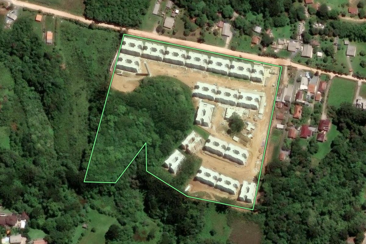Imagem de satélite do imóvel rural em Almirante Tamandaré (PR), com o contorno declarado no CAR desenhado por cima.