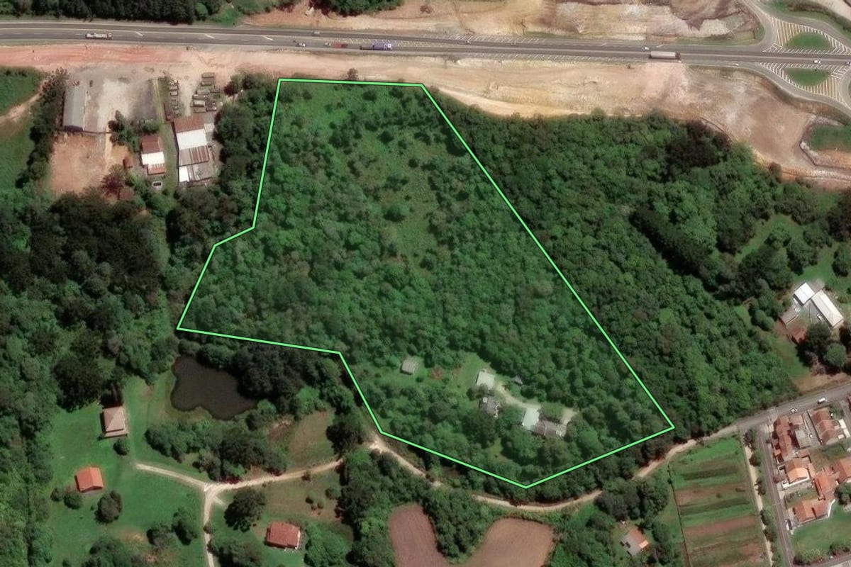 Imagem de satélite do imóvel rural em Almirante Tamandaré (PR), com o contorno declarado no CAR desenhado por cima.