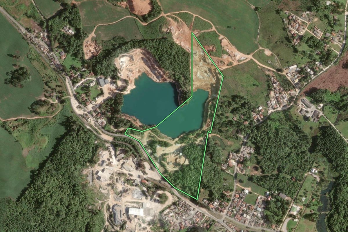 Imagem de satélite do imóvel rural em Almirante Tamandaré (PR), com o contorno declarado no CAR desenhado por cima.