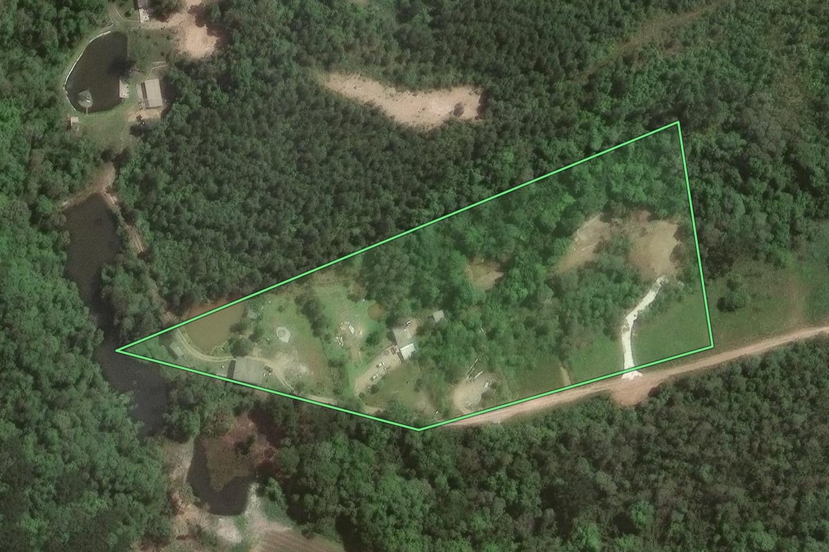 Imagem de satélite do imóvel rural em Almirante Tamandaré (PR), com o contorno declarado no CAR desenhado por cima.