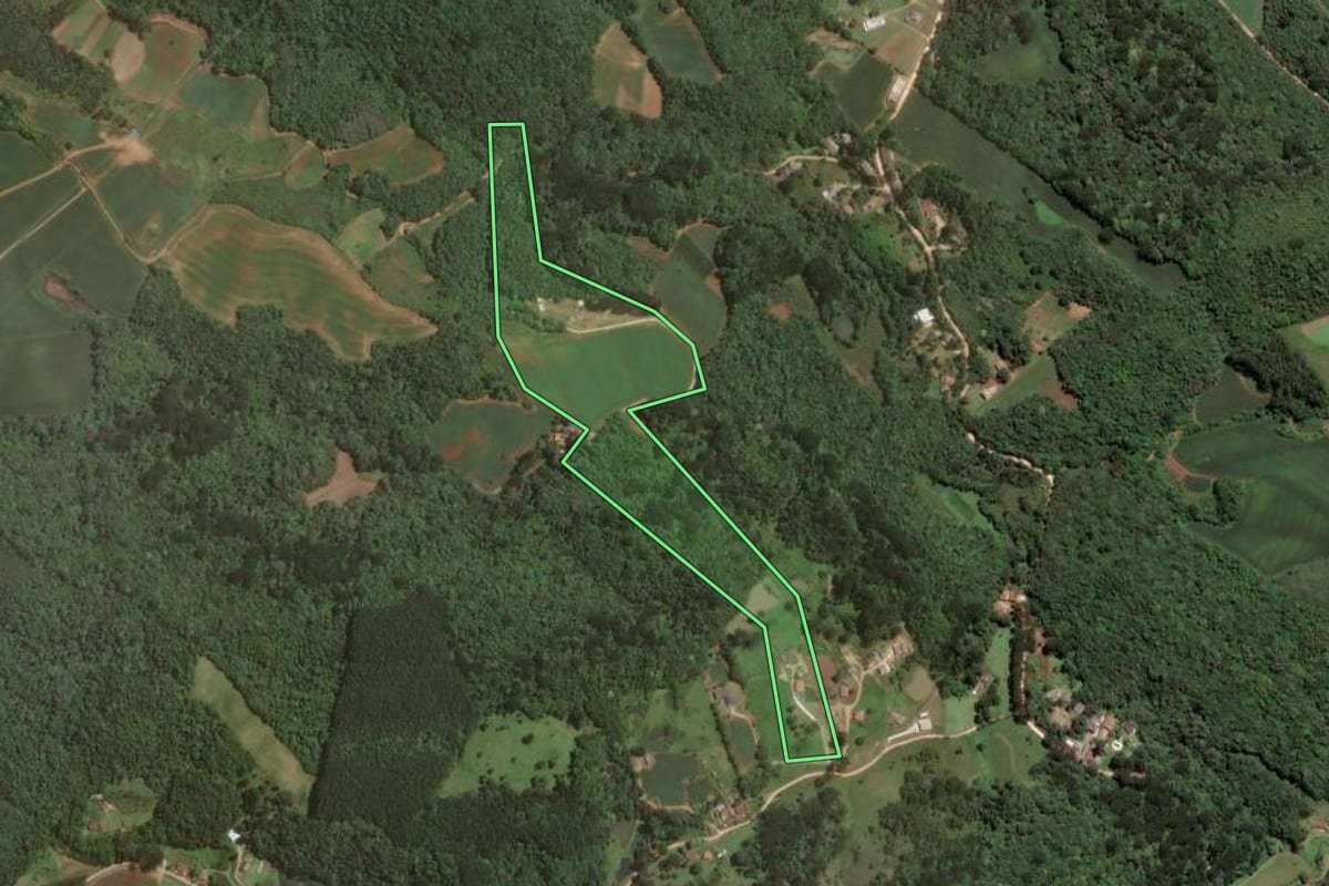 Imagem de satélite do imóvel rural em Almirante Tamandaré (PR), com o contorno declarado no CAR desenhado por cima.