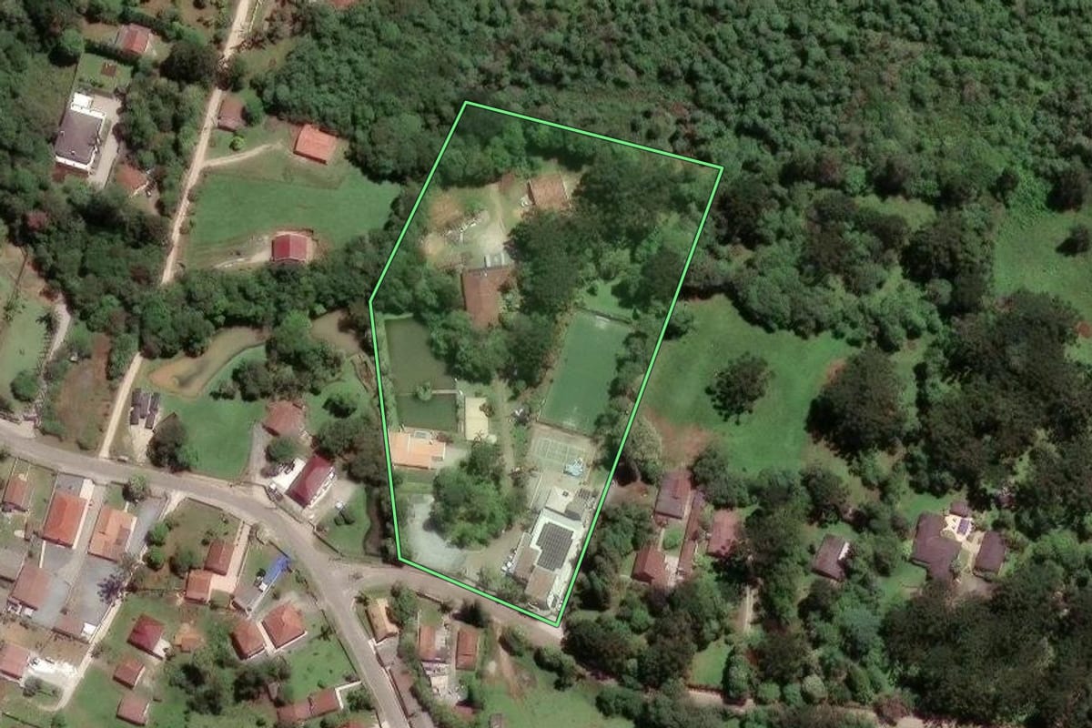 Imagem de satélite do imóvel rural em Almirante Tamandaré (PR), com o contorno declarado no CAR desenhado por cima.