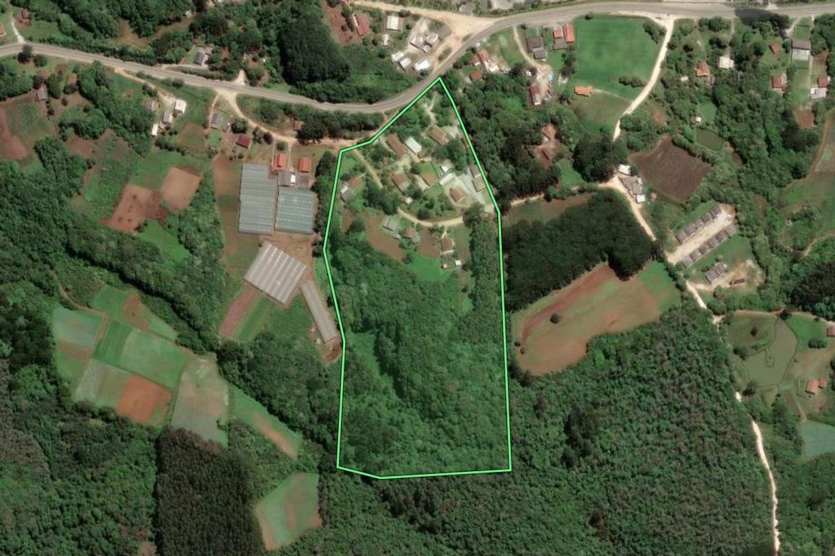 Imagem de satélite do imóvel rural em Almirante Tamandaré (PR), com o contorno declarado no CAR desenhado por cima.