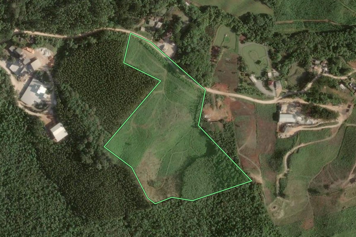 Imagem de satélite do imóvel rural em Almirante Tamandaré (PR), com o contorno declarado no CAR desenhado por cima.