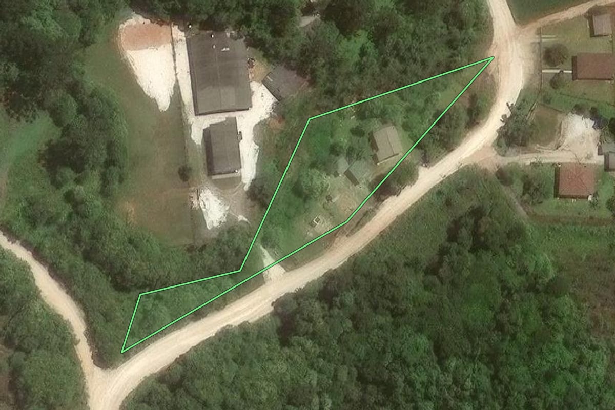 Imagem de satélite do imóvel rural em Almirante Tamandaré (PR), com o contorno declarado no CAR desenhado por cima.