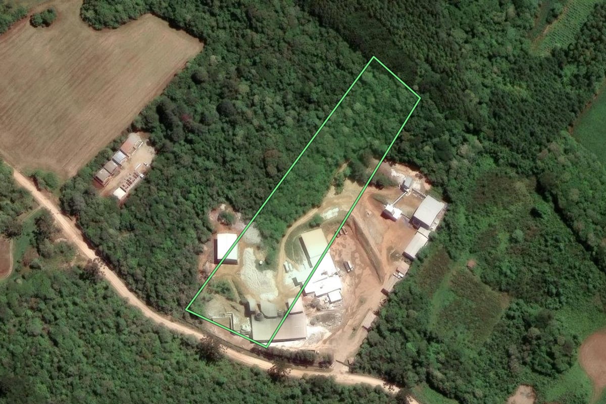Imagem de satélite do imóvel rural em Almirante Tamandaré (PR), com o contorno declarado no CAR desenhado por cima.