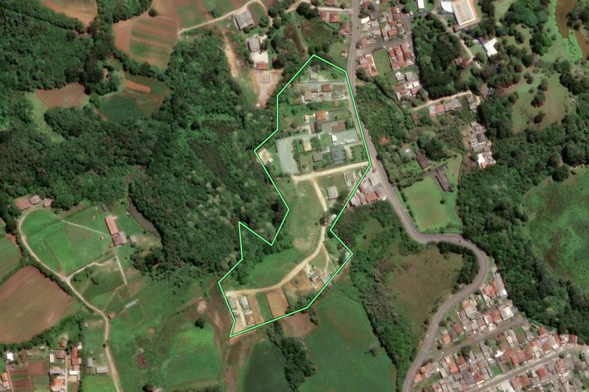 Imagem de satélite do imóvel rural em Almirante Tamandaré (PR), com o contorno declarado no CAR desenhado por cima.