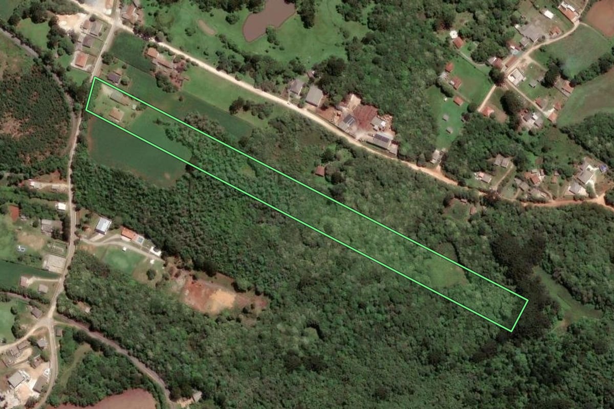 Imagem de satélite do imóvel rural em Almirante Tamandaré (PR), com o contorno declarado no CAR desenhado por cima.
