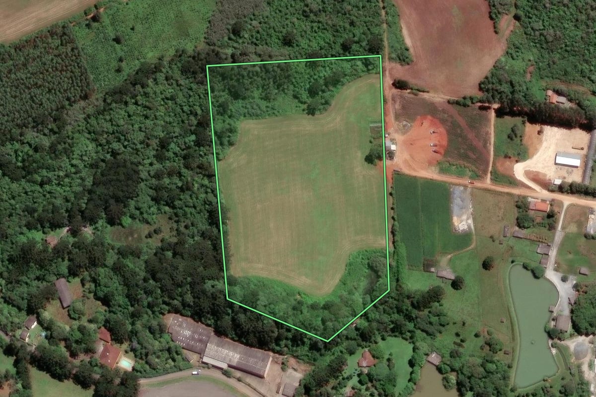 Imagem de satélite do imóvel rural em Almirante Tamandaré (PR), com o contorno declarado no CAR desenhado por cima.