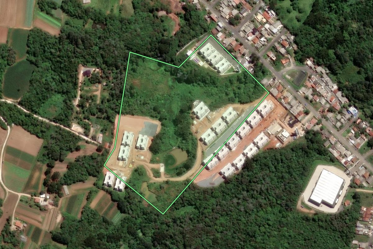 Imagem de satélite do imóvel rural em Almirante Tamandaré (PR), com o contorno declarado no CAR desenhado por cima.