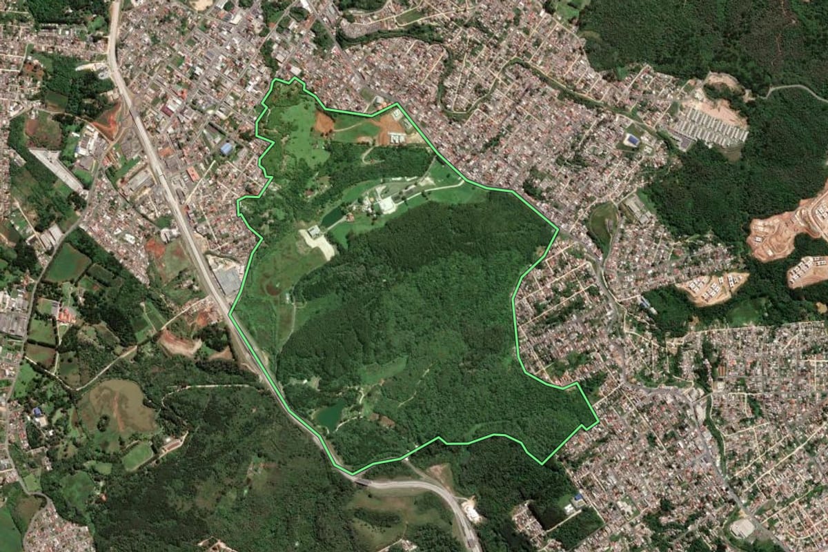 Imagem de satélite do imóvel rural em Almirante Tamandaré (PR), com o contorno declarado no CAR desenhado por cima.