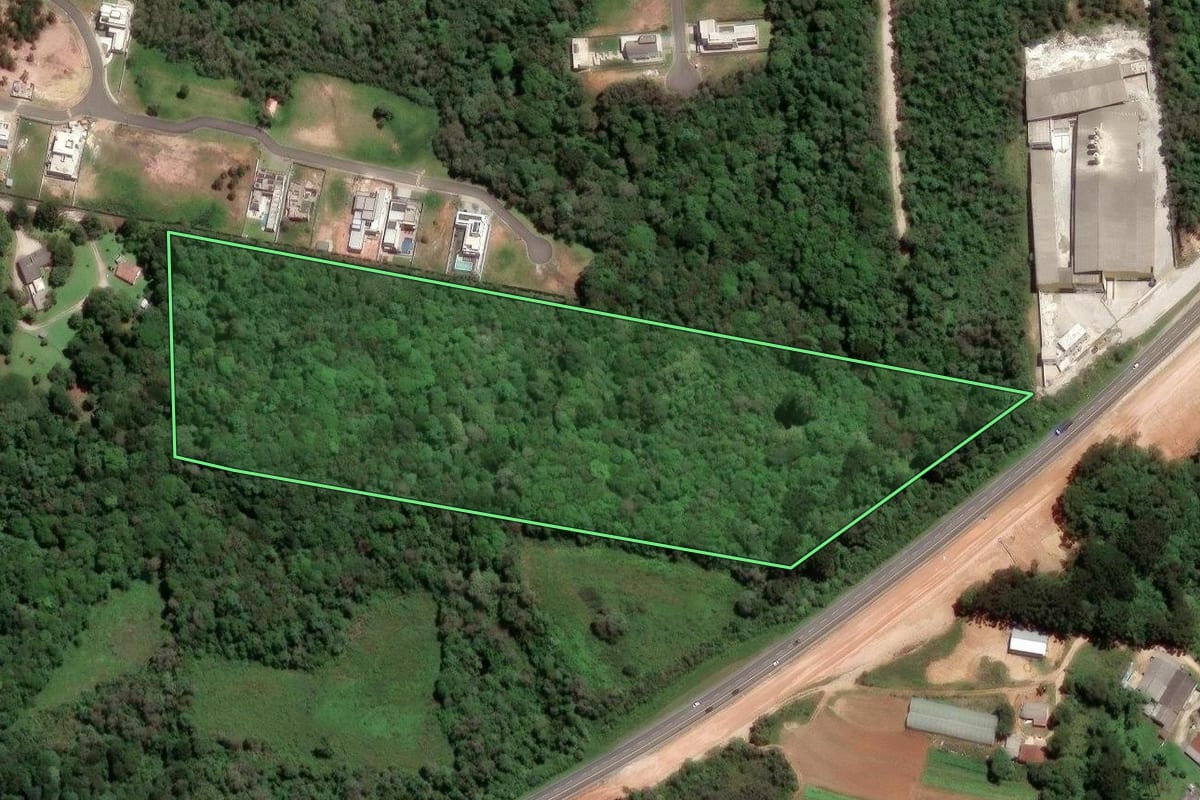 Imagem de satélite do imóvel rural em Almirante Tamandaré (PR), com o contorno declarado no CAR desenhado por cima.