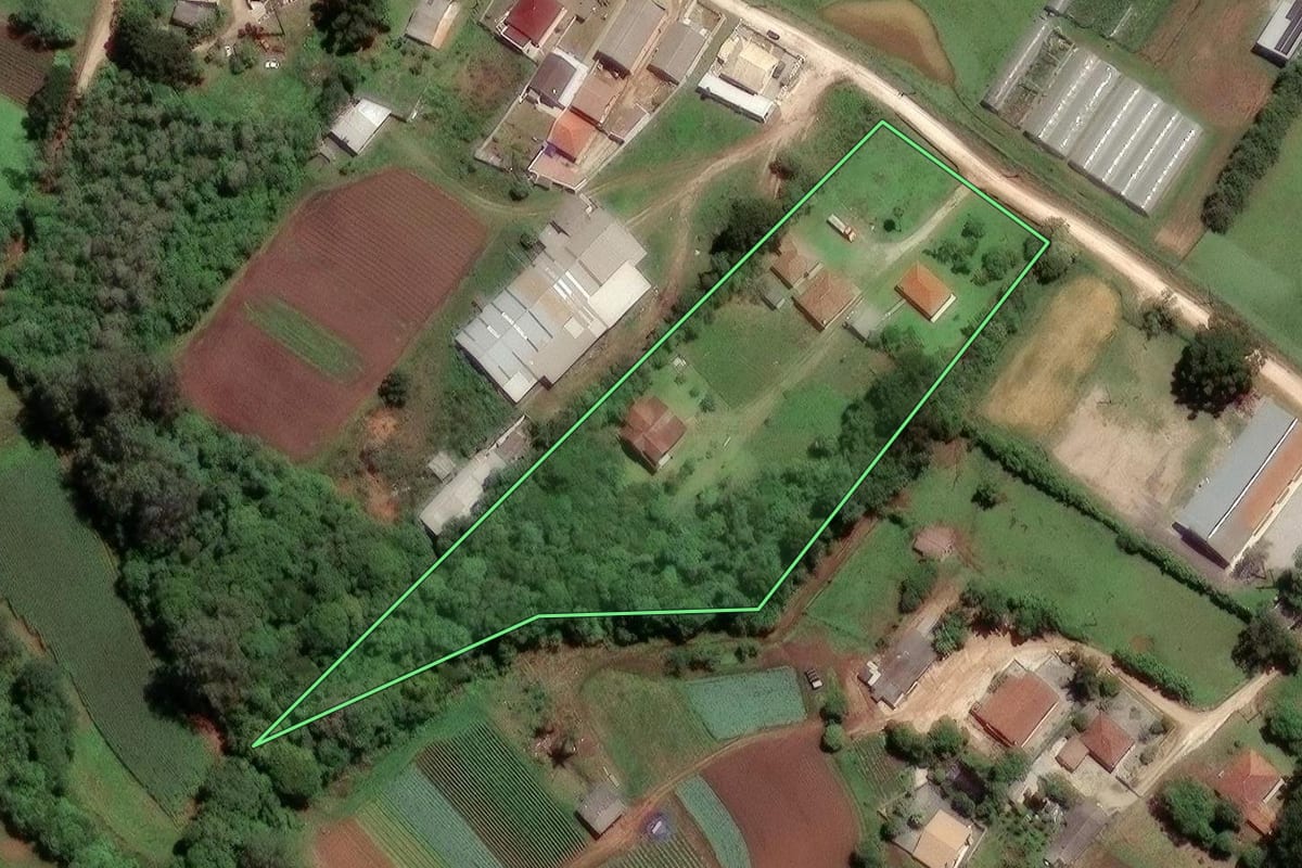 Imagem de satélite do imóvel rural em Almirante Tamandaré (PR), com o contorno declarado no CAR desenhado por cima.