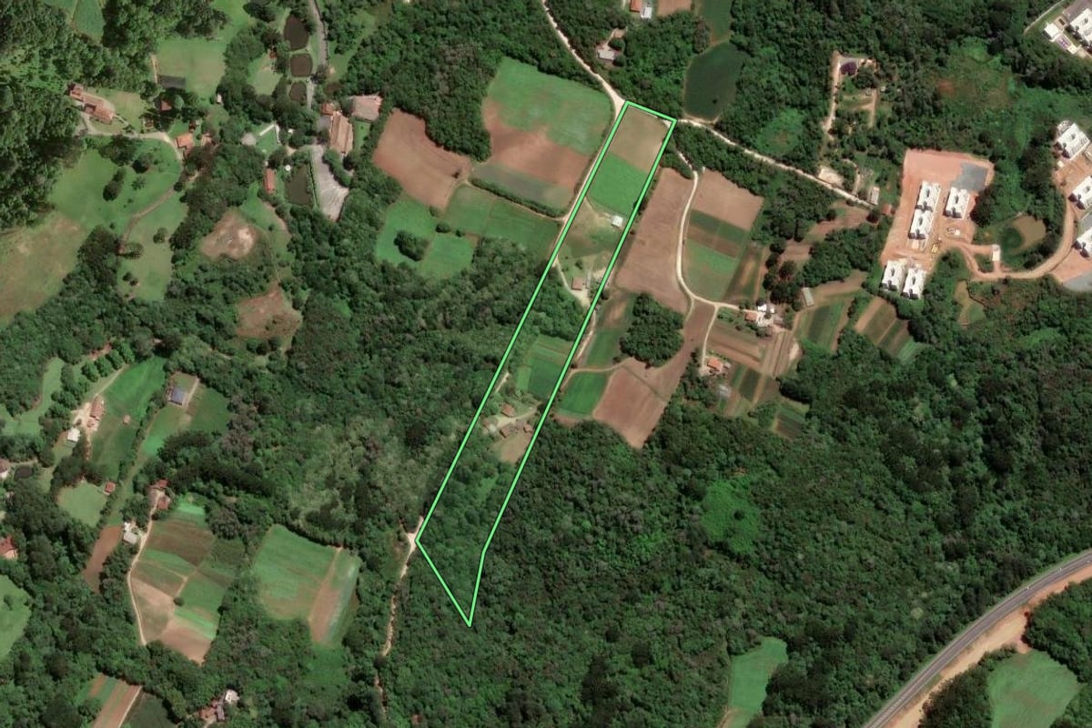 Imagem de satélite do imóvel rural em Almirante Tamandaré (PR), com o contorno declarado no CAR desenhado por cima.