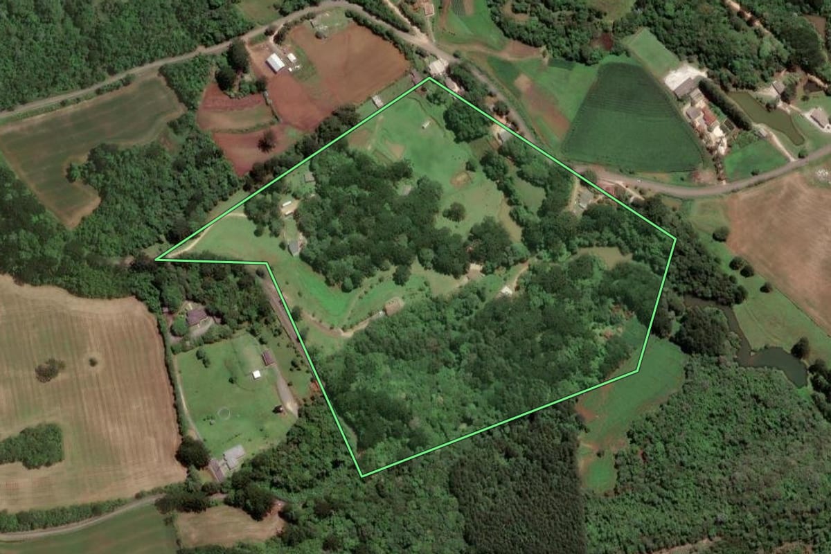 Imagem de satélite do imóvel rural em Almirante Tamandaré (PR), com o contorno declarado no CAR desenhado por cima.