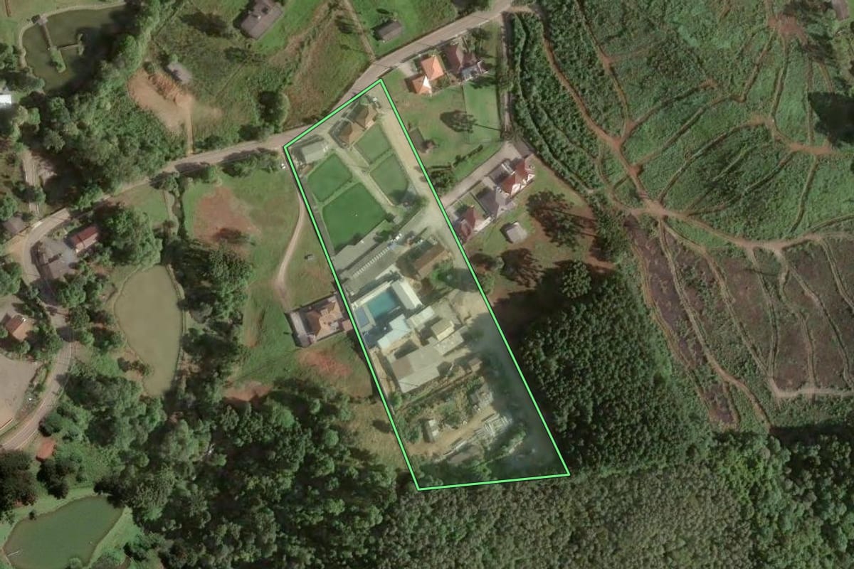 Imagem de satélite do imóvel rural em Almirante Tamandaré (PR), com o contorno declarado no CAR desenhado por cima.