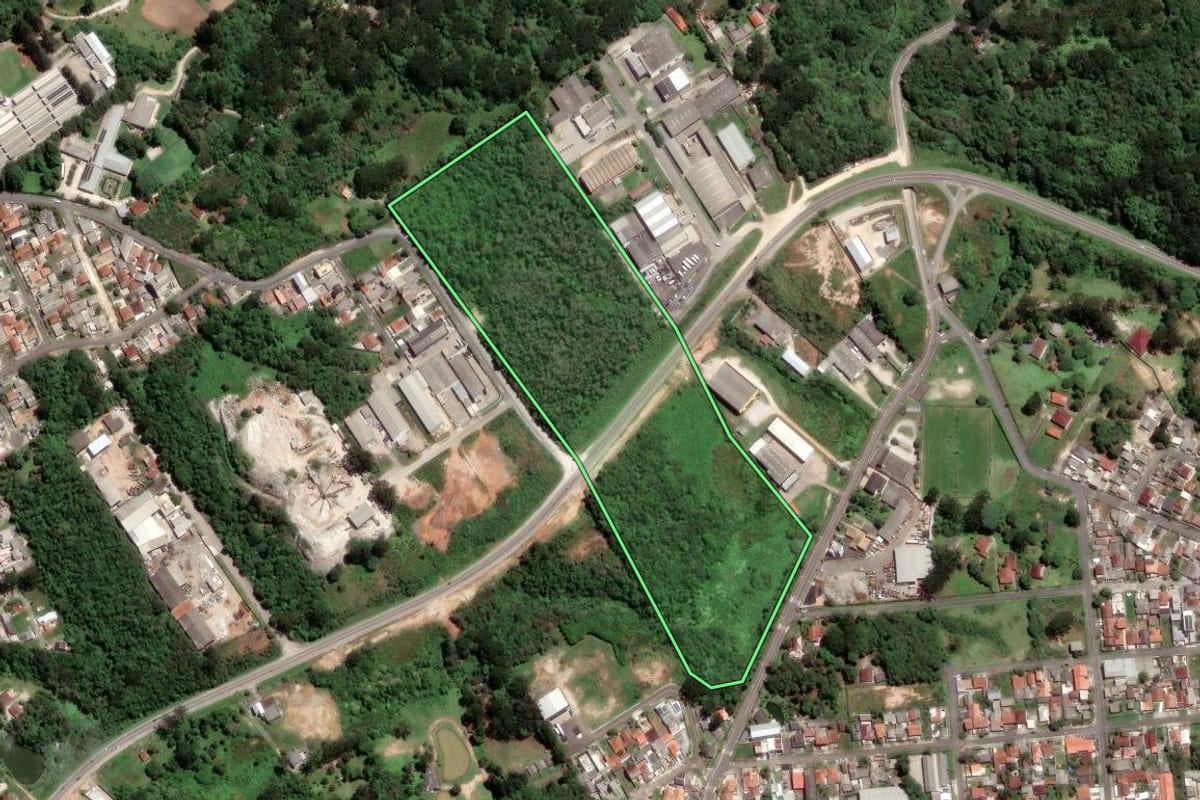 Imagem de satélite do imóvel rural em Almirante Tamandaré (PR), com o contorno declarado no CAR desenhado por cima.