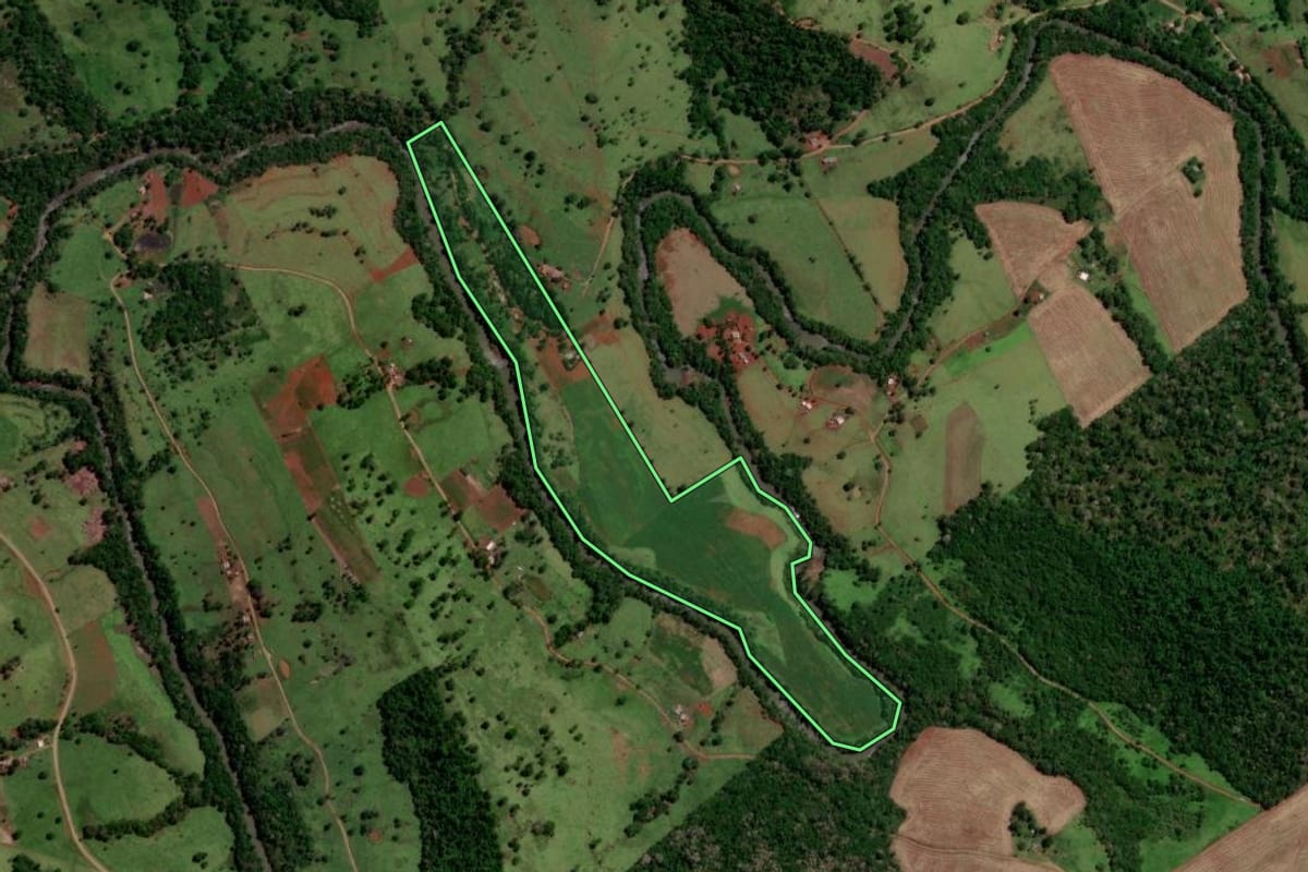 Imagem de satélite do imóvel rural em Altamira do Paraná (PR), com o contorno declarado no CAR desenhado por cima.