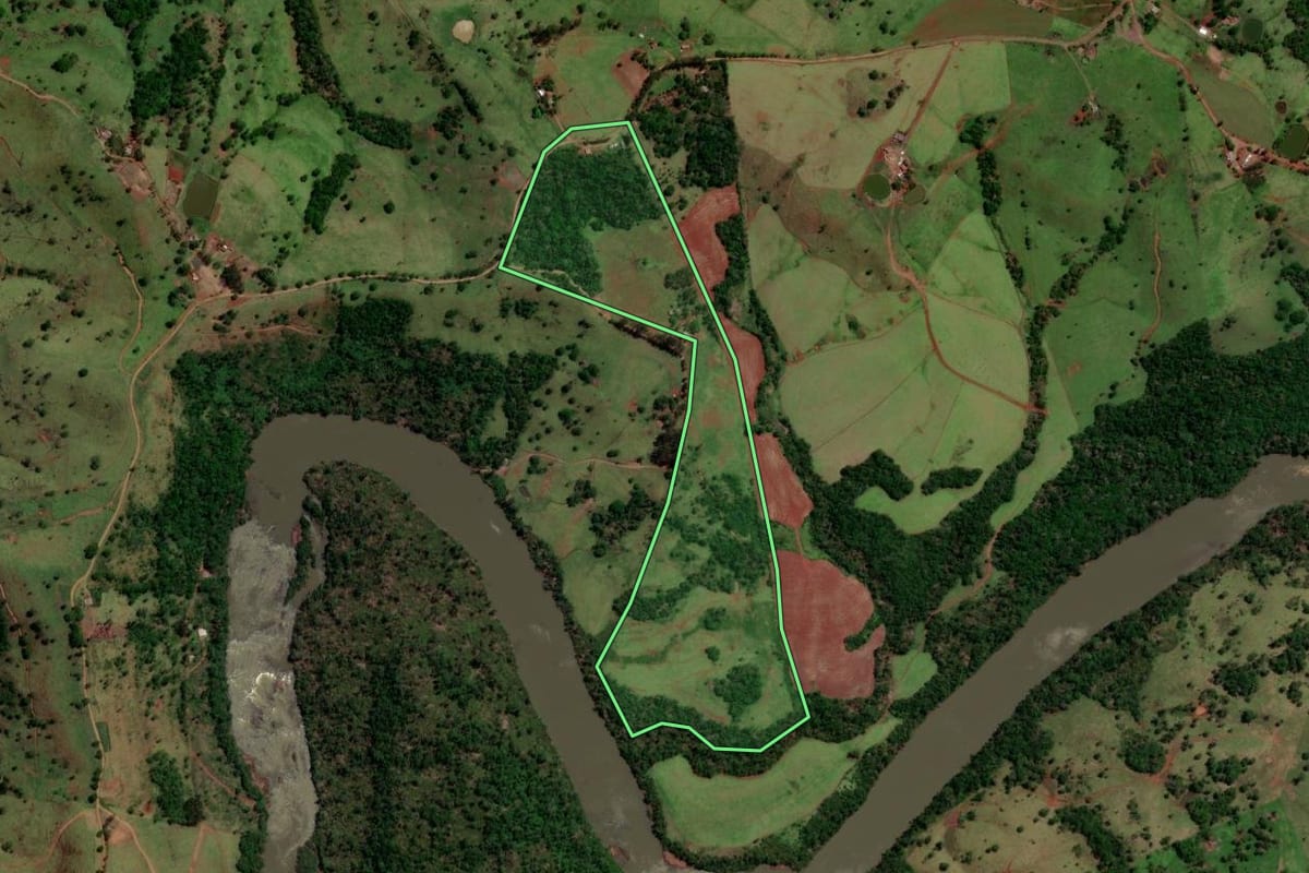 Imagem de satélite do imóvel rural em Altamira do Paraná (PR), com o contorno declarado no CAR desenhado por cima.