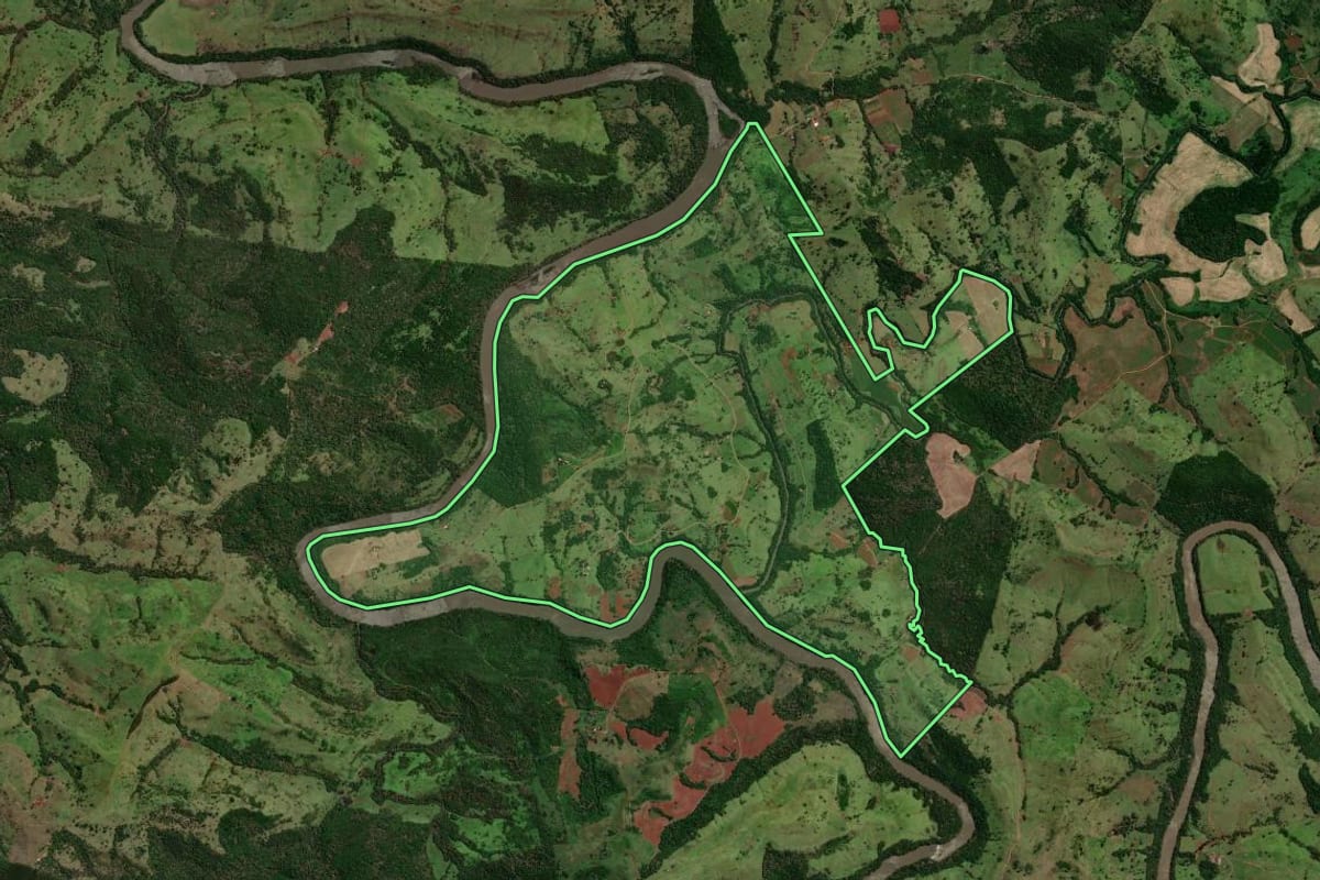 Imagem de satélite do imóvel rural em Altamira do Paraná (PR), com o contorno declarado no CAR desenhado por cima.