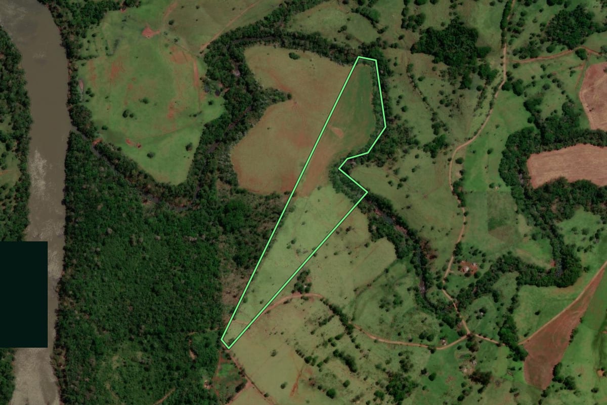 Imagem de satélite do imóvel rural em Altamira do Paraná (PR), com o contorno declarado no CAR desenhado por cima.