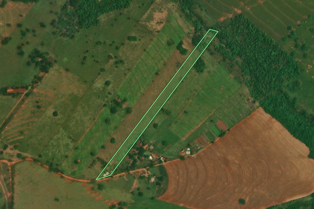 Imagem de satélite do imóvel rural em Altônia (PR), com o contorno declarado no CAR desenhado por cima.