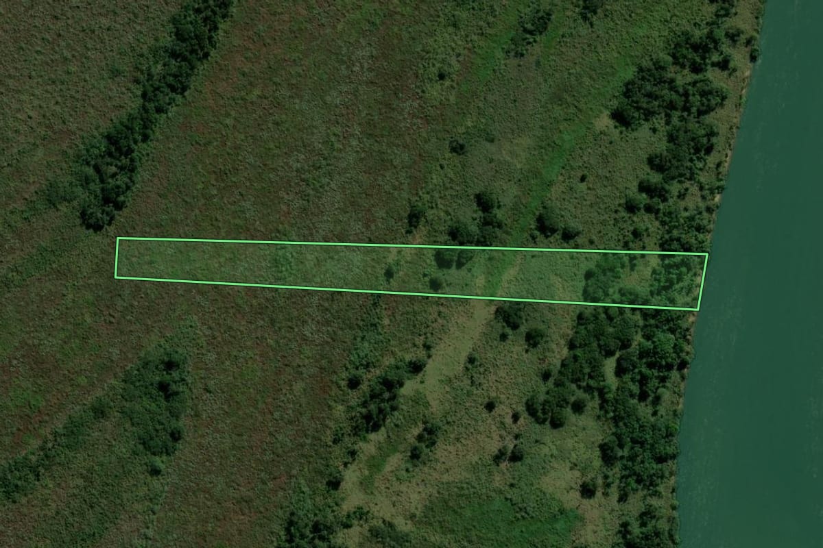 Imagem de satélite do imóvel rural em Altônia (PR), com o contorno declarado no CAR desenhado por cima.