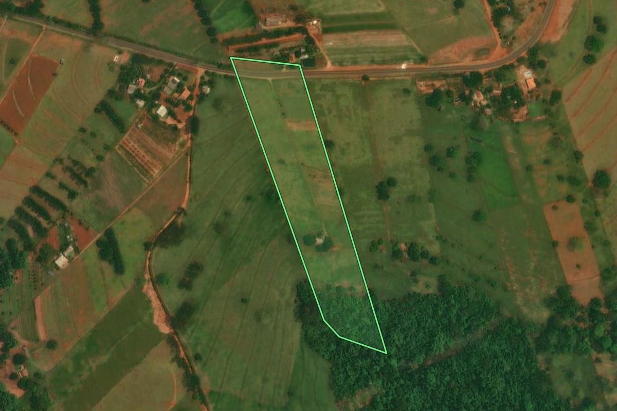 Imagem de satélite do imóvel rural em Altônia (PR), com o contorno declarado no CAR desenhado por cima.