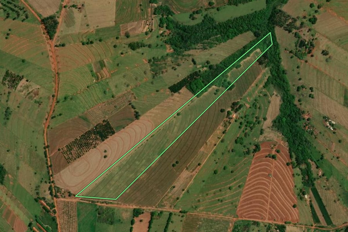 Imagem de satélite do imóvel rural em Altônia (PR), com o contorno declarado no CAR desenhado por cima.