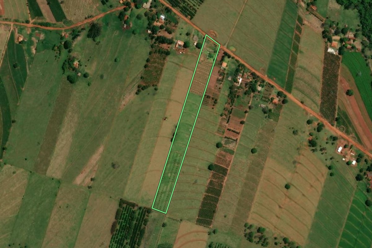 Imagem de satélite do imóvel rural em Altônia (PR), com o contorno declarado no CAR desenhado por cima.