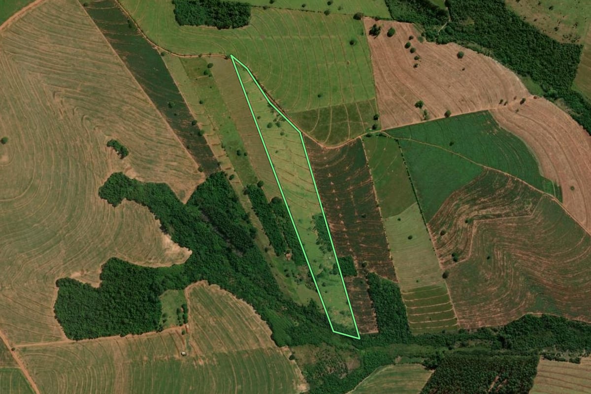 Imagem de satélite do imóvel rural em Altônia (PR), com o contorno declarado no CAR desenhado por cima.