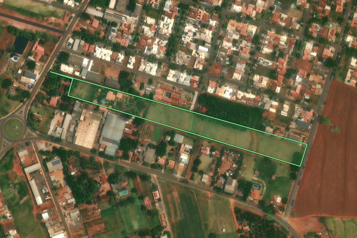 Imagem de satélite do imóvel rural em Altônia (PR), com o contorno declarado no CAR desenhado por cima.