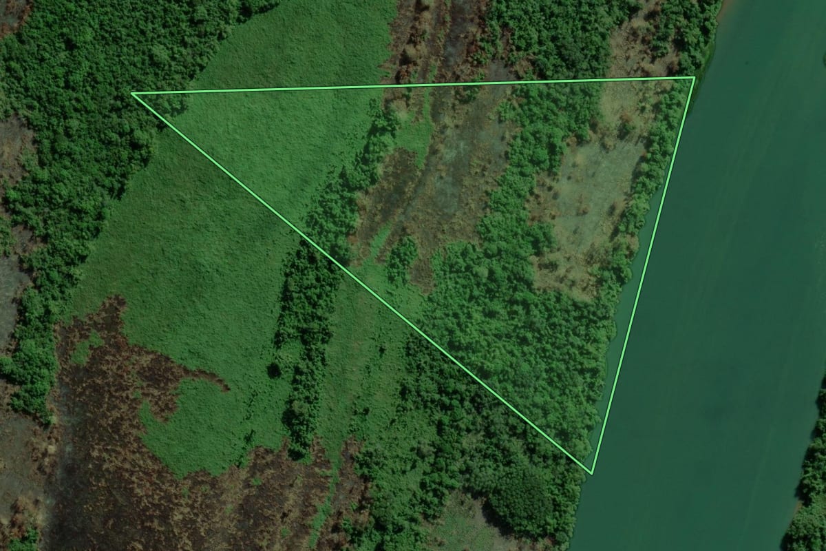Imagem de satélite do imóvel rural em Altônia (PR), com o contorno declarado no CAR desenhado por cima.